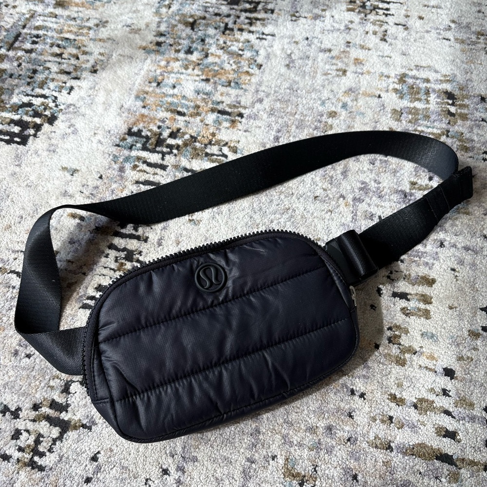Lululemon Wonderpuff - Everywhere Belt Bag Black 1L